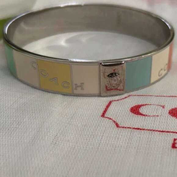 🎄 NWOT 🎀 COACH 🎁 LOGO ENAMEL MULTICOLOR LOGO BANGLE BRACELET 🎁 WITH DUST BAG - Picture 1 of 4
